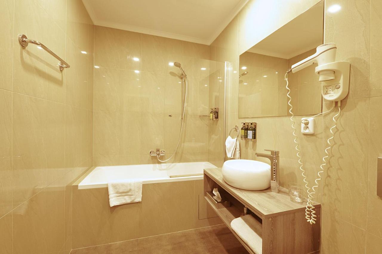 Alexander Hotel Stribro Luaran gambar